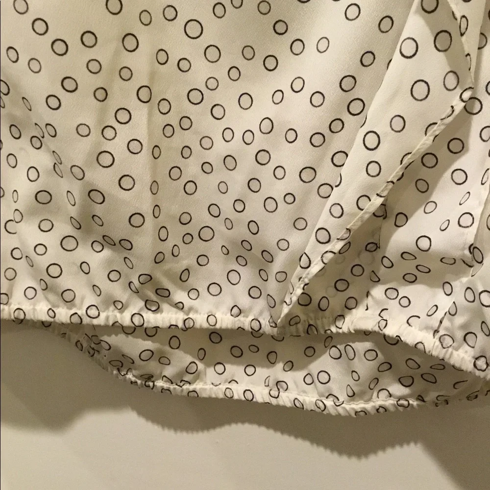 ⭕️ LOFT Ruffle Top ⭕️ - Picture 6 of 6